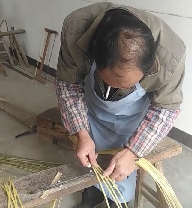 农村大叔编织“竹筐”，卖40元一个，一天挣200元